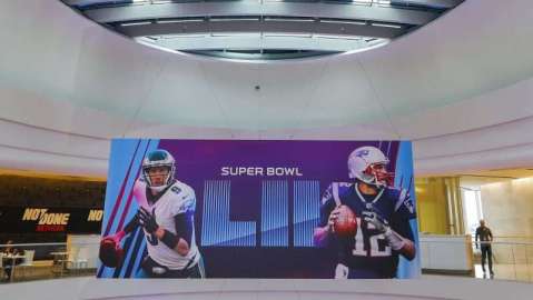 Un banner del Super Bowl LII que jugarán los Philadelphia Eagles y los New England Patriots destaca en el Mall of America,de Bloomington, Minnesota (Foto: EFE/EPA/ERIK S. LESSER)