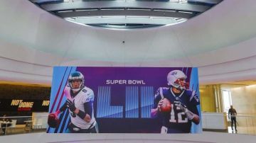 Un banner del Super Bowl LII que jugarán los Philadelphia Eagles  y los New England Patriots destaca en el Mall of America,de Bloomington, Minnesota (Foto: EFE/EPA/ERIK S. LESSER)