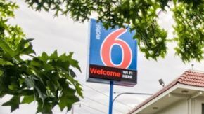 La empresa que gestiona los hoteles de Motel 6 anunció que está colaborando con la investigación de la fiscalía.