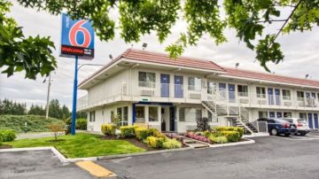 La empresa que gestiona los hoteles de Motel 6 anunció que está colaborando con la investigación de la fiscalía.