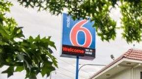 La cadena Motel 6 enfrenta una demanda por discriminación contra huéspedes latinos (Foto-archivo)