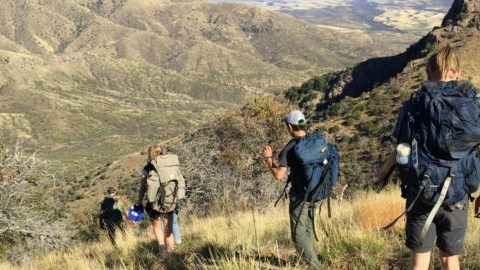 Los voluntarios se internan en el desierto para dejar ayuda a los inmigrantes.
