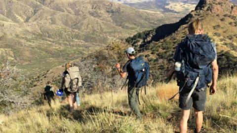 Los voluntarios se internan en el desierto para dejar ayuda a los inmigrantes.