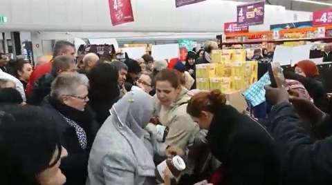 Se desató la locura en varios supermercados franceses.