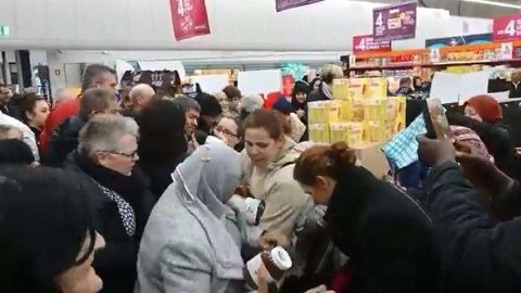 Se desató la locura en varios supermercados franceses.