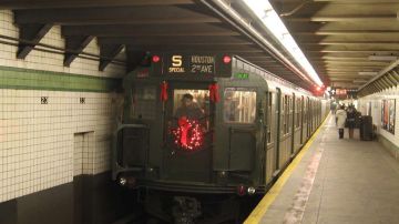 Los nichos del Metro de NY tienen uso (a la derecha  en la foto).  Wikimedia