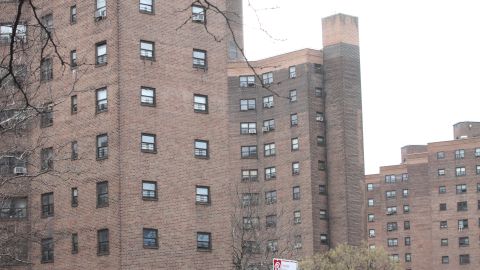 Hispanos del Lower Eastside opinan sobre las deficiencias en sus apartamentos en NYCHA.