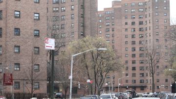 Hispanos del Lower Eastside opinan sobre las deficiencias en sus apartamentos en NYCHA.