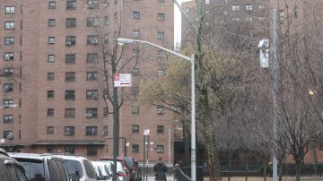 Hispanos del Lower Eastside opinan sobre las deficiencias en sus apartamentos en NYCHA.