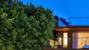 La residencia es de arquitectura relativamente sencilla e incluye una alberca, casa de visitas y el mar a solo pasos de distancia.