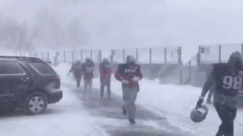 Los jugadores de Patriots entrenaron bajo una tormenta de nieve