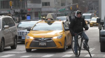 Gobernador Cuomo propone crear una tarifa de 12 dolares a los vehiculos que transiten abajo de la calle 60 en Manhattan.
