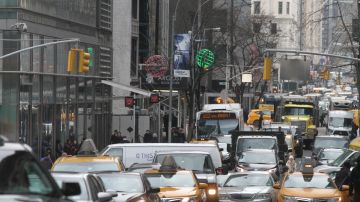 Gobernador Cuomo propone crear una tarifa de 12 dolares a los vehiculos que transiten abajo de la calle 60 en Manhattan.