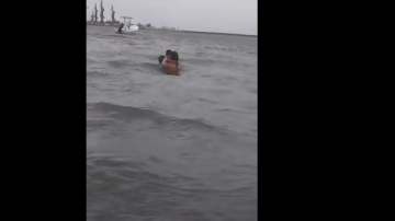 Los testigos llamaron a la policía al ver que la mujer se adentraba al mar. /Foto Especial