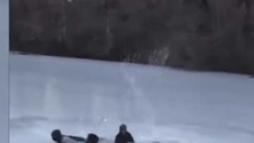 Algunos de los jóvenes que cayeron en el estanque fueron tratados por hipotermia.