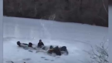 Algunos de los jóvenes que cayeron en el estanque fueron tratados por hipotermia.