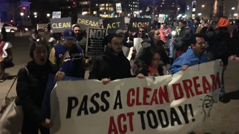 Decenas de manifestantes se congregaron frente a la casa de Shumer en Brooklyn.