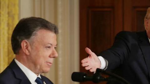 Santos (izq) recibió la advertencia desde el gobierno de Trump.
