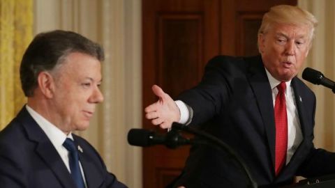 Santos (izq) recibió la advertencia desde el gobierno de Trump.