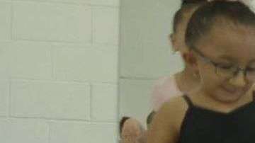 Sarai Arce padece una congénita enfermedad conocida como huesos de cristal.