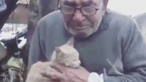 Hombre de 81 años pierde su casa y todas sus pertenencias y animales en un incendio. Solo consigue salvar a su gatito.