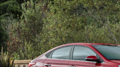 Un auto subcompacto que no desentona con los pesos completos.