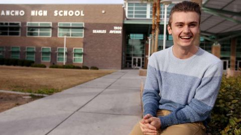 Sebastian Crawford podrá ir a la universidad tras sufrir una dura infancia.