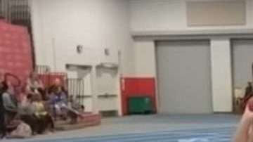 Un joven atleta lanzó la bala y el juez no pudo esquivarla. (Foto: Especial / Captura)