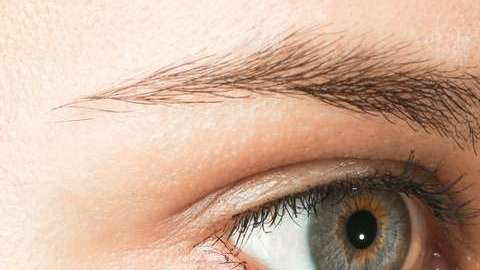 El maquillaje y la hidratación son el arma para batallar contra las ojeras.