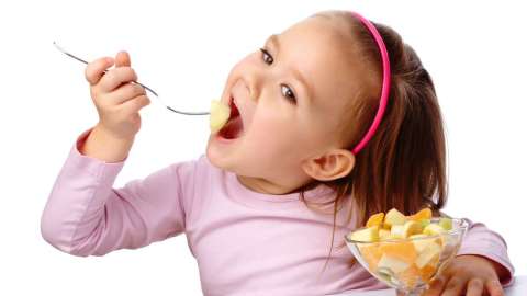 Una ensalada de fruta es sana, sencilla de hacer y muy hidratante para los pequeños.