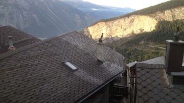 Vista de las montañas en Albinen, Suiza.