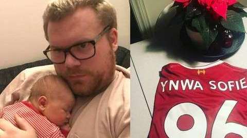 El orgulloso padre de Ynwa, la recién nacida que con su nombre honra al Liverpool.