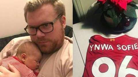 El orgulloso padre de Ynwa, la recién nacida que con su nombre honra al Liverpool.