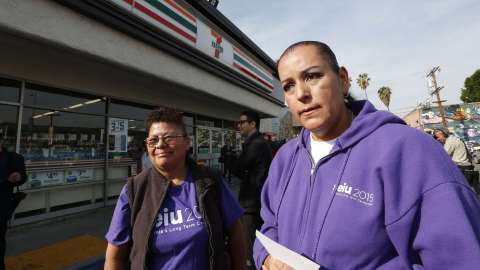 Integrantes de la red de respuesta rápida de Los Angeles. Una nueva guía difunde las estrategias de organización para defender a los inmigrantes.  (Photo by Aurelia Ventura/La Opinion)