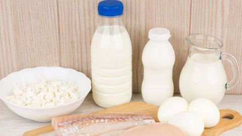 Algunos alimentos ricos en yodo son la leche, los huevos y el pescado.