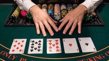 La incertidumbre es un elemento clave tanto en el póker como en la vida real, dice la experta.