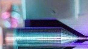 En la foto ganadora se ve un pequeño punto azul, que es un átomo de estroncio sostenido casi inmóvil por campos eléctricos.