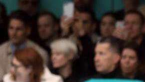 Modelos "decapitadas" de Gucci y los años 60 de Moschino revolucionan Milán.