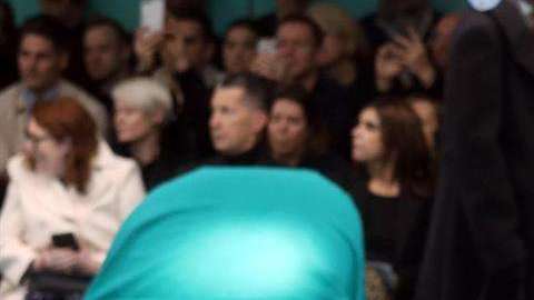 Modelos "decapitadas" de Gucci y los años 60 de Moschino revolucionan Milán.