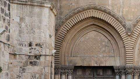 Visitantes esperan a la entrada del Santo Seuplcro.  / EFE