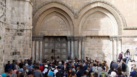 Visitantes esperan a la entrada del Santo Seuplcro.  / EFE