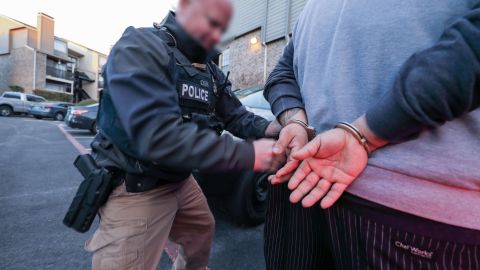 En 2017 ICE arrestó a 105,736 inmigrantes condenados por crímenes