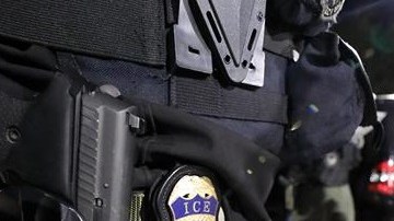 ICE mantiene sus operativos en negocios.