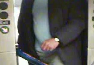 Hombre mayor es empujado en escaleras de Subway en Manhattan