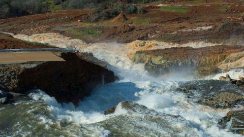 La represa Oroville se desbordó el domingo.