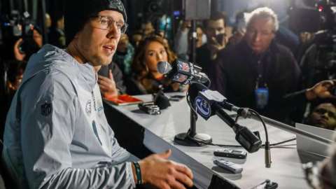 El jugador de los Eagles de Philadelphia Nick Foles atiende a los medios a horas de la realización de la 52 edición del Super Bowl. (Foto: EFE/Tannen Maury)
