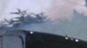 Aficionados del Chapecoense celebran la llegada de su equipo al estadio Arena Condá, antes de enfrentar al Nacional de Uruguay por la Copa Libertadores. (Foto: EFE/Renato Padilha)