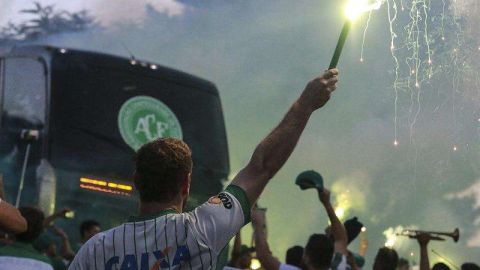 Aficionados del Chapecoense celebran la llegada de su equipo al estadio Arena Condá, antes de enfrentar al Nacional de Uruguay por la Copa Libertadores. (Foto: EFE/Renato Padilha)