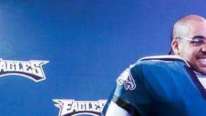 Un fan de Eagles posa para la foto de la Experiencia de la NFL