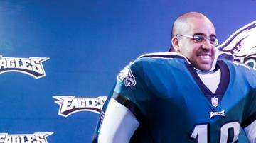 Un fan de Eagles posa para la foto de la Experiencia de la NFL